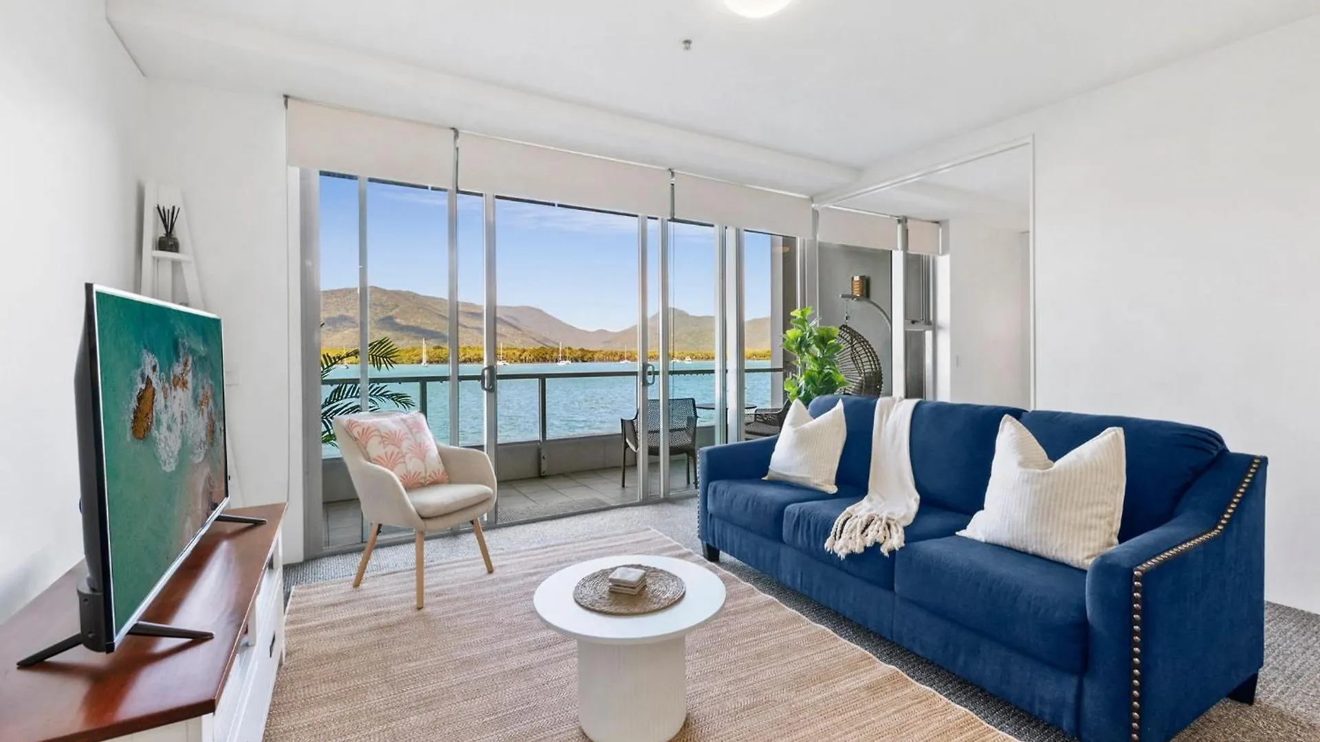 Lux Waterfront - Prime Location Pool Gym & Sauna Cairns