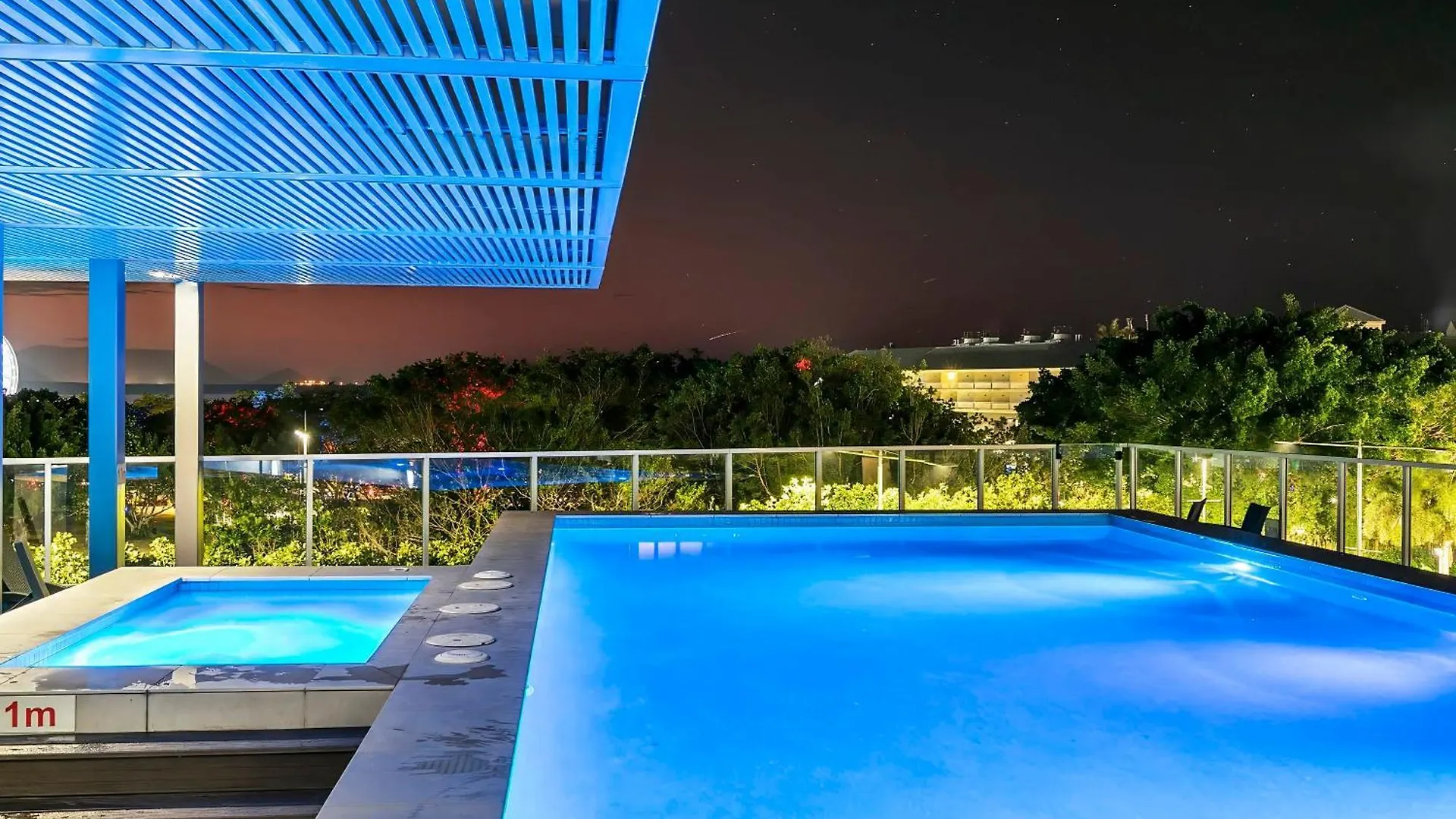 Lux Waterfront - Prime Location Pool Gym & Sauna ケアンズ 0*,  オーストラリア